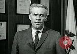 Standbild James Goddard sprechen über Drogen United States USA, 1966, aus Sekunde 34 historischem Filmmaterial Videoclip 65675024722