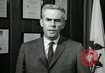Standbild James Goddard sprechen über Drogen United States USA, 1966, aus Sekunde 35 historischem Filmmaterial Videoclip 65675024722