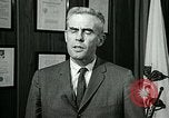 Standbild James Goddard sprechen über Drogen United States USA, 1966, aus Sekunde 39 historischem Filmmaterial Videoclip 65675024722
