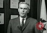 Standbild James Goddard sprechen über Drogen United States USA, 1966, aus Sekunde 40 historischem Filmmaterial Videoclip 65675024722