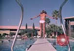 Standbild Golf und Schwimmen in den 70er Jahren Las Vegas Las Vegas Nevada USA, 1976, aus Sekunde 24 historischem Filmmaterial Videoclip 65675024764
