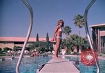 Standbild Golf und Schwimmen in den 70er Jahren Las Vegas Las Vegas Nevada USA, 1976, aus Sekunde 26 historischem Filmmaterial Videoclip 65675024764