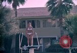 Standbild Golf und Schwimmen in den 70er Jahren Las Vegas Las Vegas Nevada USA, 1976, aus Sekunde 34 historischem Filmmaterial Videoclip 65675024764