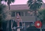 Standbild Golf und Schwimmen in den 70er Jahren Las Vegas Las Vegas Nevada USA, 1976, aus Sekunde 35 historischem Filmmaterial Videoclip 65675024764