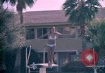 Standbild Golf und Schwimmen in den 70er Jahren Las Vegas Las Vegas Nevada USA, 1976, aus Sekunde 37 historischem Filmmaterial Videoclip 65675024764