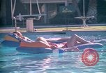Standbild Golf und Schwimmen in den 70er Jahren Las Vegas Las Vegas Nevada USA, 1976, aus Sekunde 39 historischem Filmmaterial Videoclip 65675024764