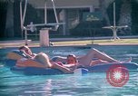 Standbild Golf und Schwimmen in den 70er Jahren Las Vegas Las Vegas Nevada USA, 1976, aus Sekunde 48 historischem Filmmaterial Videoclip 65675024764