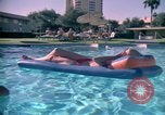 Standbild Golf und Schwimmen in den 70er Jahren Las Vegas Las Vegas Nevada USA, 1976, aus Sekunde 49 historischem Filmmaterial Videoclip 65675024764
