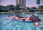 Standbild Golf und Schwimmen in den 70er Jahren Las Vegas Las Vegas Nevada USA, 1976, aus Sekunde 52 historischem Filmmaterial Videoclip 65675024764