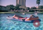 Standbild Golf und Schwimmen in den 70er Jahren Las Vegas Las Vegas Nevada USA, 1976, aus Sekunde 53 historischem Filmmaterial Videoclip 65675024764
