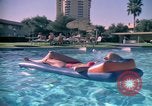 Standbild Golf und Schwimmen in den 70er Jahren Las Vegas Las Vegas Nevada USA, 1976, aus Sekunde 54 historischem Filmmaterial Videoclip 65675024764