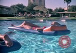 Standbild Golf und Schwimmen in den 70er Jahren Las Vegas Las Vegas Nevada USA, 1976, aus Sekunde 56 historischem Filmmaterial Videoclip 65675024764