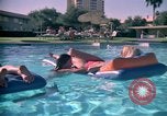 Standbild Golf und Schwimmen in den 70er Jahren Las Vegas Las Vegas Nevada USA, 1976, aus Sekunde 58 historischem Filmmaterial Videoclip 65675024764