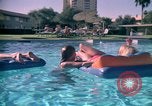 Standbild Golf und Schwimmen in den 70er Jahren Las Vegas Las Vegas Nevada USA, 1976, aus Sekunde 61 historischem Filmmaterial Videoclip 65675024764