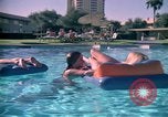 Standbild Golf und Schwimmen in den 70er Jahren Las Vegas Las Vegas Nevada USA, 1976, aus Sekunde 62 historischem Filmmaterial Videoclip 65675024764