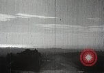 Immagine di Generale giapponese Mutaguchi Renya paga rispetti ai soldati caduti Singapore, 1942, secondo 16 filmato di repertorio 65675024830