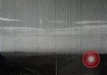 Immagine di Generale giapponese Mutaguchi Renya paga rispetti ai soldati caduti Singapore, 1942, secondo 18 filmato di repertorio 65675024830