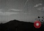 Immagine di Generale giapponese Mutaguchi Renya paga rispetti ai soldati caduti Singapore, 1942, secondo 23 filmato di repertorio 65675024830