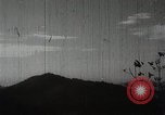 Immagine di Generale giapponese Mutaguchi Renya paga rispetti ai soldati caduti Singapore, 1942, secondo 24 filmato di repertorio 65675024830