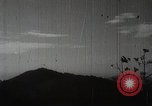 Immagine di Generale giapponese Mutaguchi Renya paga rispetti ai soldati caduti Singapore, 1942, secondo 25 filmato di repertorio 65675024830