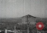 Immagine di Generale giapponese Mutaguchi Renya paga rispetti ai soldati caduti Singapore, 1942, secondo 43 filmato di repertorio 65675024830