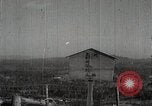 Immagine di Generale giapponese Mutaguchi Renya paga rispetti ai soldati caduti Singapore, 1942, secondo 44 filmato di repertorio 65675024830