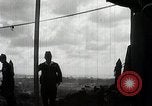 Immagine di Generale giapponese Mutaguchi Renya paga rispetti ai soldati caduti Singapore, 1942, secondo 57 filmato di repertorio 65675024830