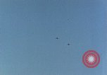 Standbild USA dive Bomber angreifen Okinawa Okinawa, 1945, aus Sekunde 32 historischem Filmmaterial Videoclip 65675024977