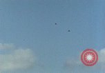 Standbild USA dive Bomber angreifen Okinawa Okinawa, 1945, aus Sekunde 34 historischem Filmmaterial Videoclip 65675024977