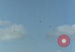 Standbild USA dive Bomber angreifen Okinawa Okinawa, 1945, aus Sekunde 35 historischem Filmmaterial Videoclip 65675024977