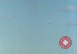 Standbild USA dive Bomber angreifen Okinawa Okinawa, 1945, aus Sekunde 39 historischem Filmmaterial Videoclip 65675024977