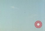 Standbild USA dive Bomber angreifen Okinawa Okinawa, 1945, aus Sekunde 52 historischem Filmmaterial Videoclip 65675024977