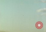 Standbild USA dive Bomber angreifen Okinawa Okinawa, 1945, aus Sekunde 61 historischem Filmmaterial Videoclip 65675024977