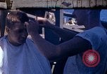 Standbild USA sailor getting a haircut an Bord seines Schiffes im Pazifischen Ozean Pazifik, 1945, aus Sekunde 1 historischem Filmmaterial Videoclip 65675024980