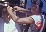 Standbild USA sailor getting a haircut an Bord seines Schiffes im Pazifischen Ozean Pazifik, 1945, aus Sekunde 3 historischem Filmmaterial Videoclip 65675024980
