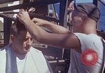 Standbild USA sailor getting a haircut an Bord seines Schiffes im Pazifischen Ozean Pazifik, 1945, aus Sekunde 4 historischem Filmmaterial Videoclip 65675024980