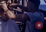 Standbild USA sailor getting a haircut an Bord seines Schiffes im Pazifischen Ozean Pazifik, 1945, aus Sekunde 6 historischem Filmmaterial Videoclip 65675024980