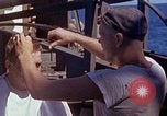 Standbild USA sailor getting a haircut an Bord seines Schiffes im Pazifischen Ozean Pazifik, 1945, aus Sekunde 10 historischem Filmmaterial Videoclip 65675024980