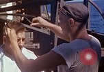 Standbild USA sailor getting a haircut an Bord seines Schiffes im Pazifischen Ozean Pazifik, 1945, aus Sekunde 11 historischem Filmmaterial Videoclip 65675024980