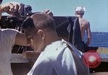 Standbild USA sailor getting a haircut an Bord seines Schiffes im Pazifischen Ozean Pazifik, 1945, aus Sekunde 14 historischem Filmmaterial Videoclip 65675024980