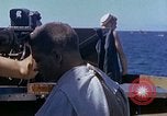 Standbild USA sailor getting a haircut an Bord seines Schiffes im Pazifischen Ozean Pazifik, 1945, aus Sekunde 18 historischem Filmmaterial Videoclip 65675024980