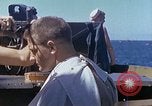 Standbild USA sailor getting a haircut an Bord seines Schiffes im Pazifischen Ozean Pazifik, 1945, aus Sekunde 19 historischem Filmmaterial Videoclip 65675024980