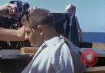 Standbild USA sailor getting a haircut an Bord seines Schiffes im Pazifischen Ozean Pazifik, 1945, aus Sekunde 20 historischem Filmmaterial Videoclip 65675024980
