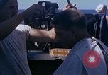 Standbild USA sailor getting a haircut an Bord seines Schiffes im Pazifischen Ozean Pazifik, 1945, aus Sekunde 22 historischem Filmmaterial Videoclip 65675024980