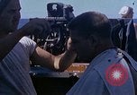 Standbild USA sailor getting a haircut an Bord seines Schiffes im Pazifischen Ozean Pazifik, 1945, aus Sekunde 23 historischem Filmmaterial Videoclip 65675024980
