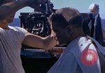 Standbild USA sailor getting a haircut an Bord seines Schiffes im Pazifischen Ozean Pazifik, 1945, aus Sekunde 24 historischem Filmmaterial Videoclip 65675024980