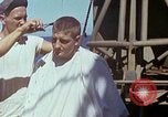 Standbild USA sailor getting a haircut an Bord seines Schiffes im Pazifischen Ozean Pazifik, 1945, aus Sekunde 26 historischem Filmmaterial Videoclip 65675024980