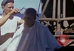 Standbild USA sailor getting a haircut an Bord seines Schiffes im Pazifischen Ozean Pazifik, 1945, aus Sekunde 27 historischem Filmmaterial Videoclip 65675024980