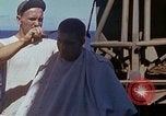 Standbild USA sailor getting a haircut an Bord seines Schiffes im Pazifischen Ozean Pazifik, 1945, aus Sekunde 28 historischem Filmmaterial Videoclip 65675024980