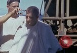 Standbild USA sailor getting a haircut an Bord seines Schiffes im Pazifischen Ozean Pazifik, 1945, aus Sekunde 29 historischem Filmmaterial Videoclip 65675024980